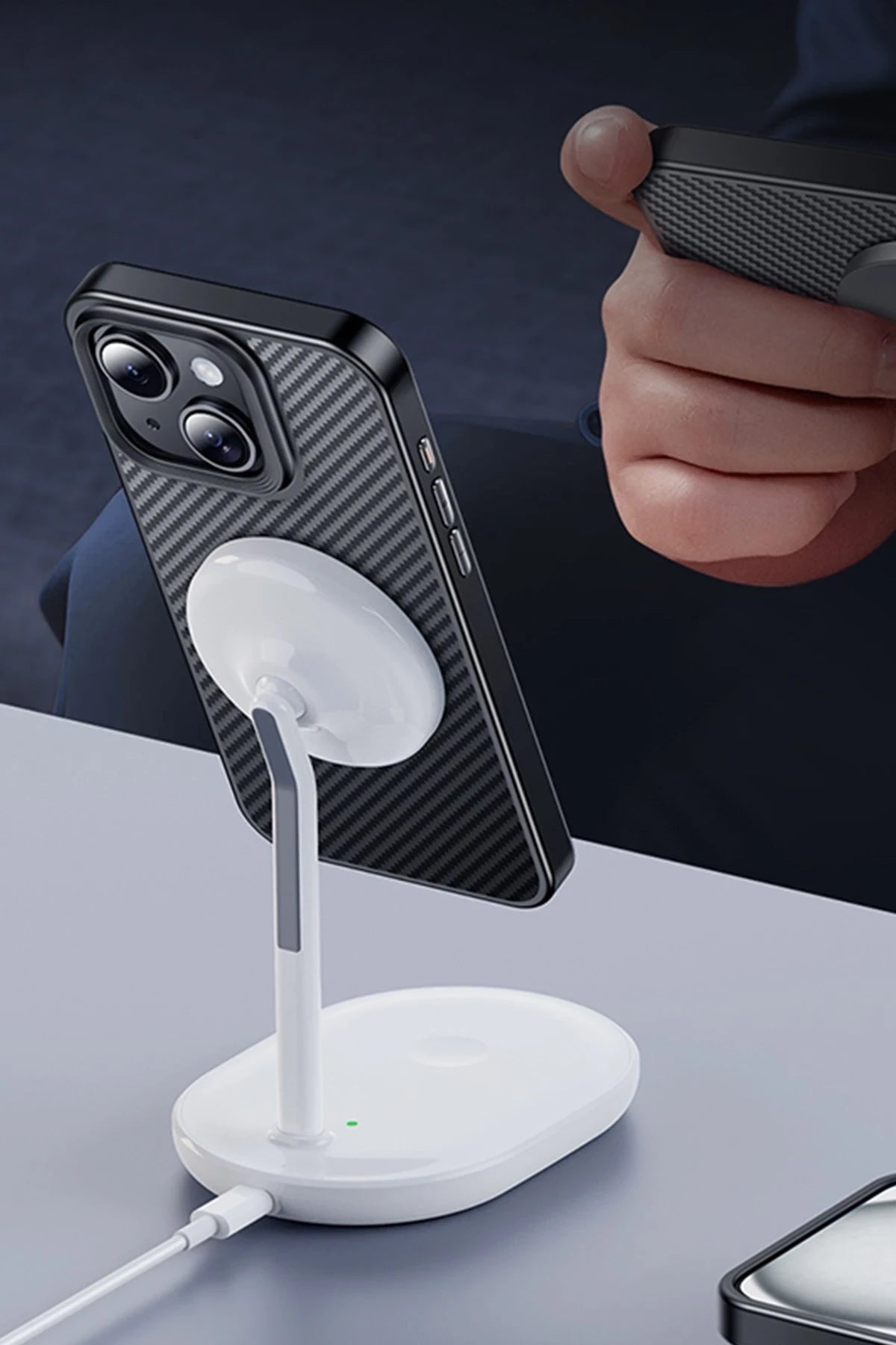 Hoco. iPhone 15 ile Uyumlu Knight Kevlar Kablosuz Şarj Özellikli Kapak - Siyah