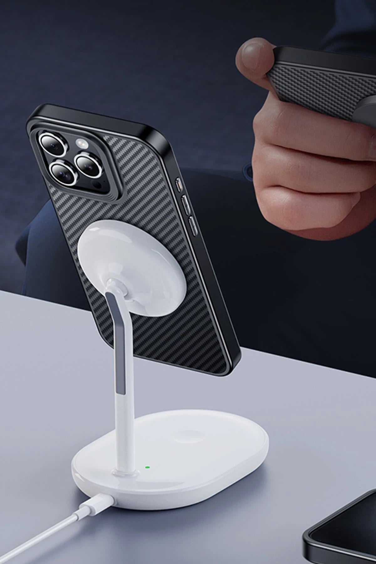 Hoco. iPhone 15 Pro ile Uyumlu Knight Kevlar Kablosuz Şarj Özellikli Kapak - Siyah